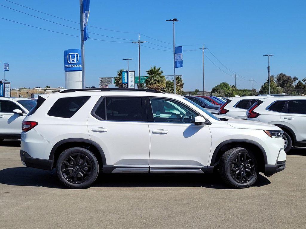 new 2025 Honda Pilot car, priced at $51,605