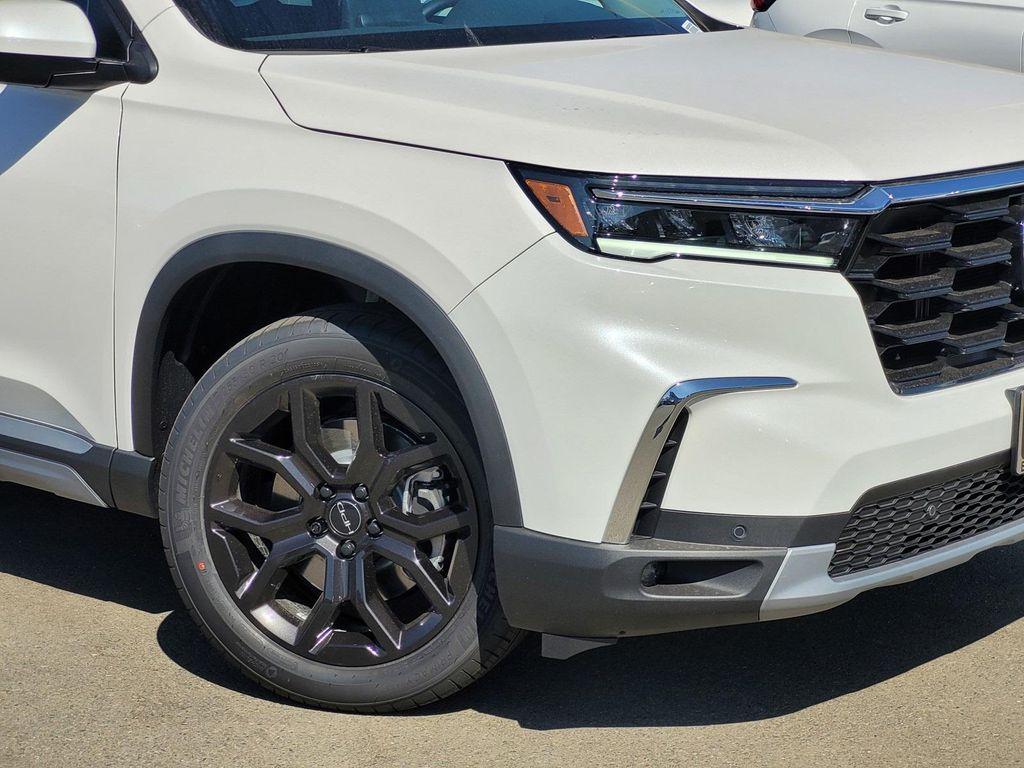 new 2025 Honda Pilot car, priced at $51,605