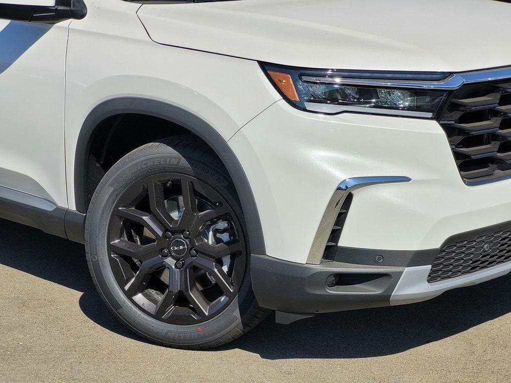 new 2025 Honda Pilot car, priced at $51,305