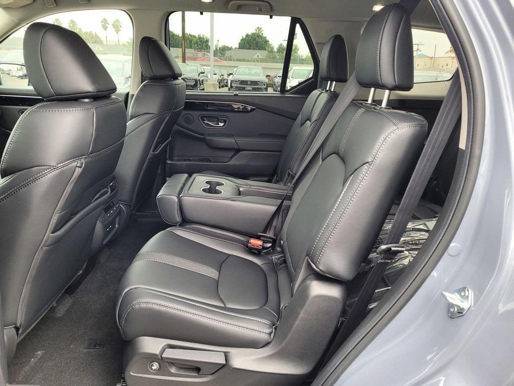 new 2025 Honda Pilot car, priced at $51,550