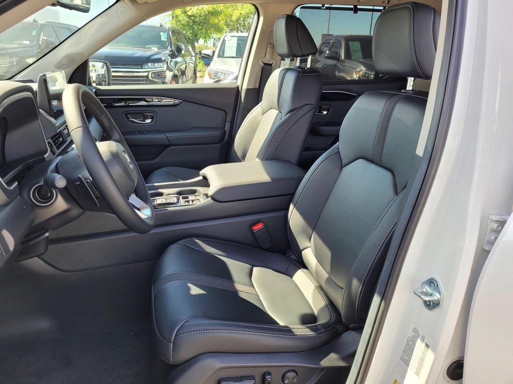 new 2025 Honda Pilot car, priced at $51,305