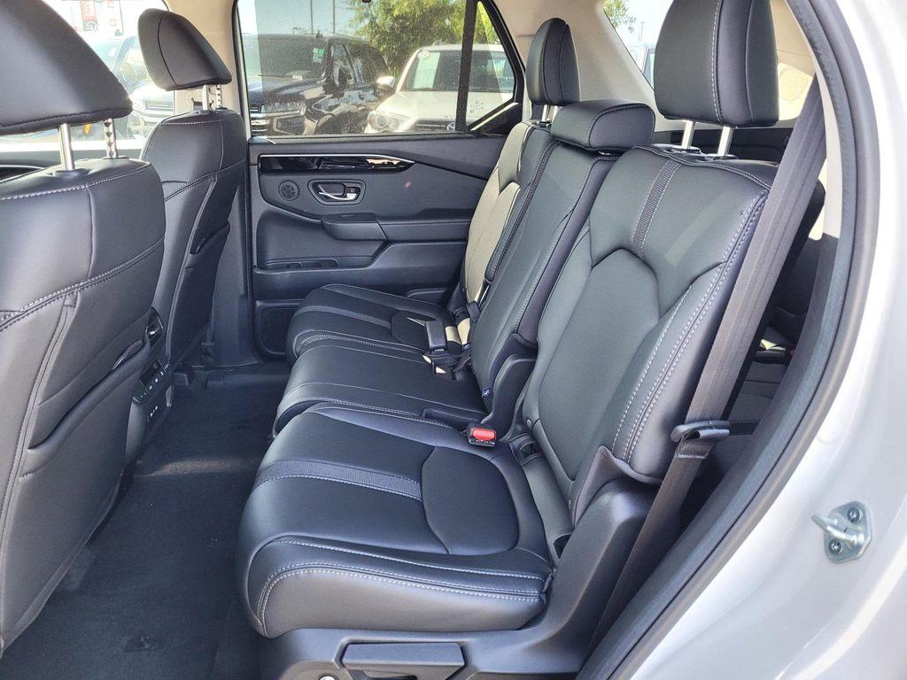 new 2025 Honda Pilot car, priced at $51,305