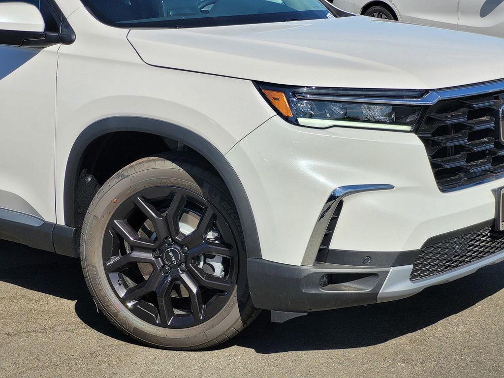 new 2025 Honda Pilot car, priced at $51,305