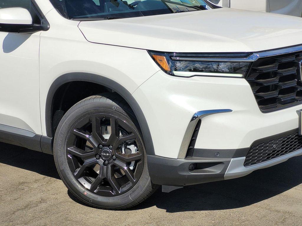 new 2025 Honda Pilot car, priced at $51,350