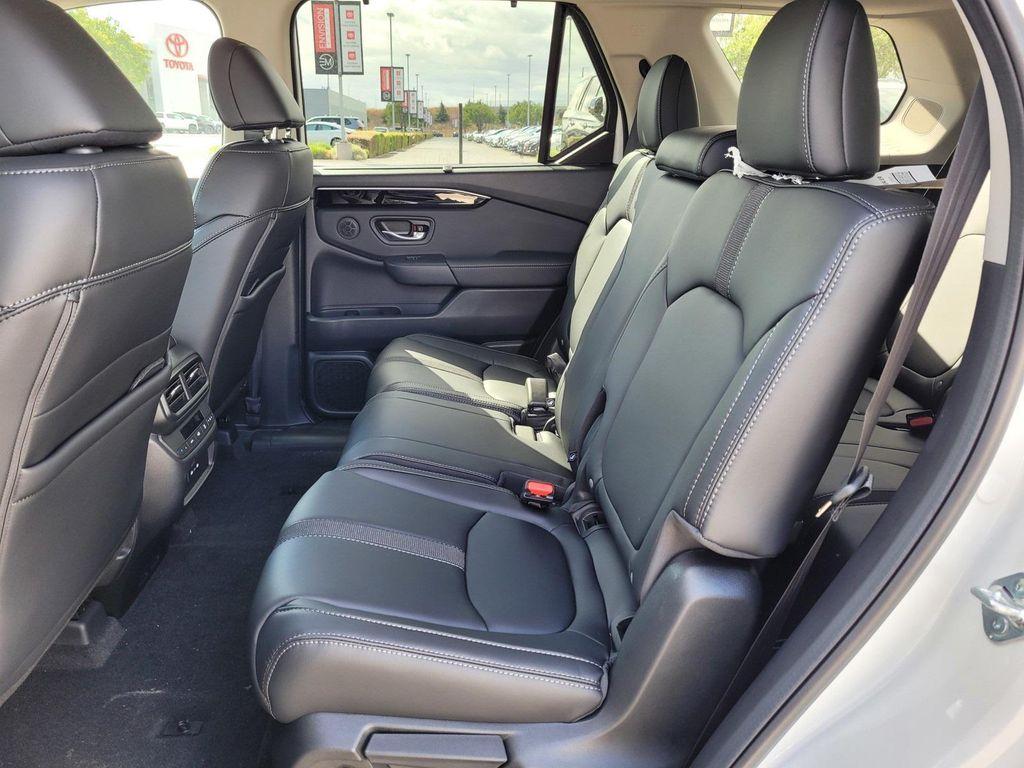 new 2025 Honda Pilot car, priced at $51,350