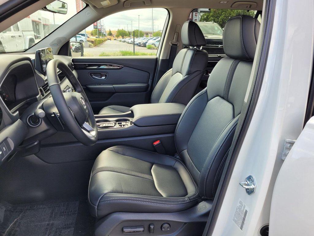 new 2025 Honda Pilot car, priced at $51,350