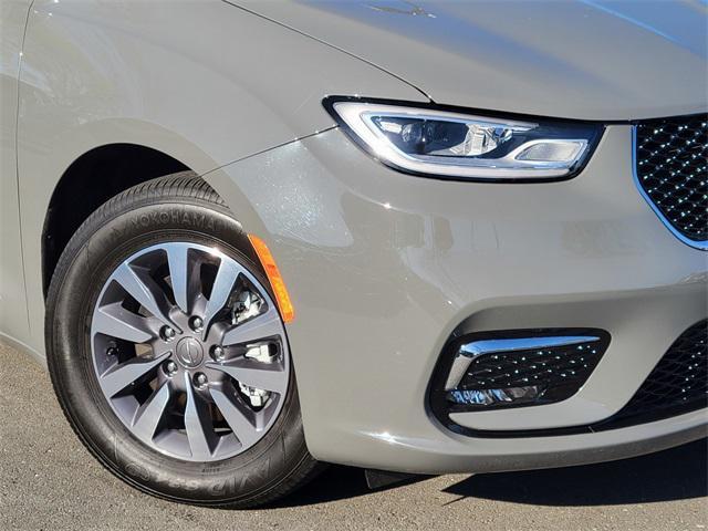 new 2023 Chrysler Pacifica Hybrid car, priced at $53,881
