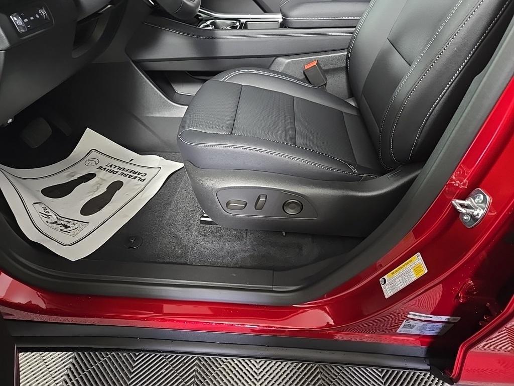 new 2025 Chevrolet Traverse car, priced at $50,530