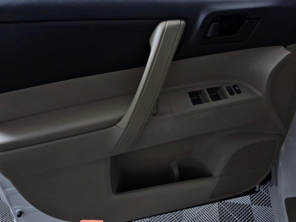 used 2013 Toyota Highlander car, priced at $11,000