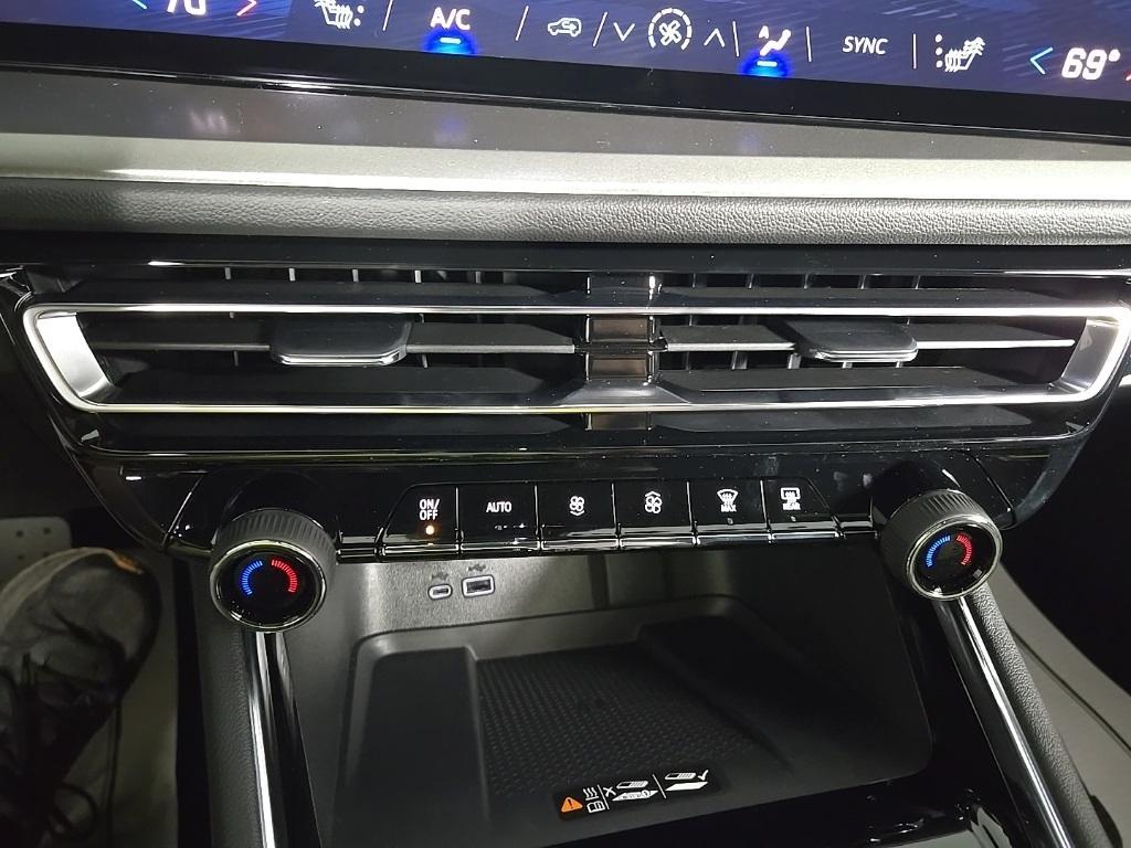 new 2025 Chevrolet Traverse car, priced at $50,530