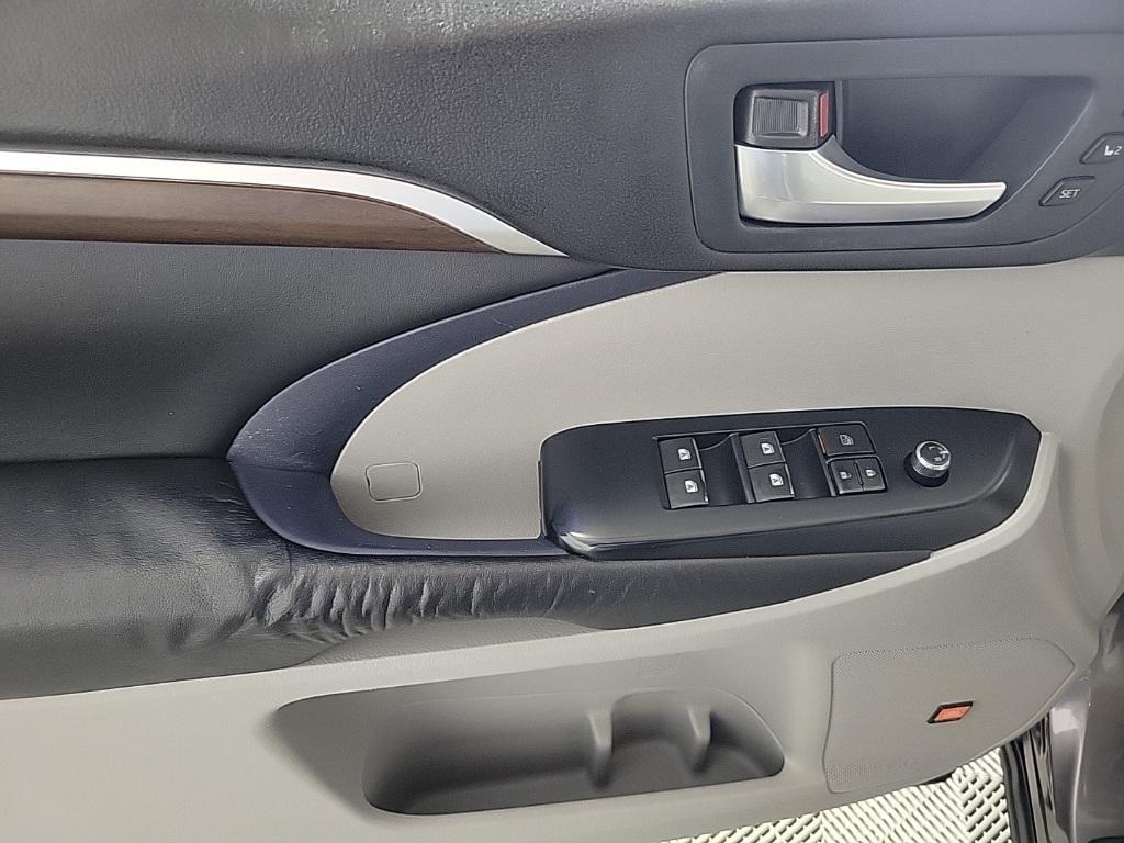 used 2015 Toyota Highlander car, priced at $16,998