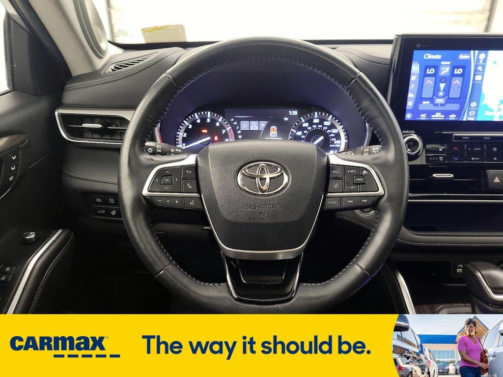 used 2022 Toyota Highlander car, priced at $38,998