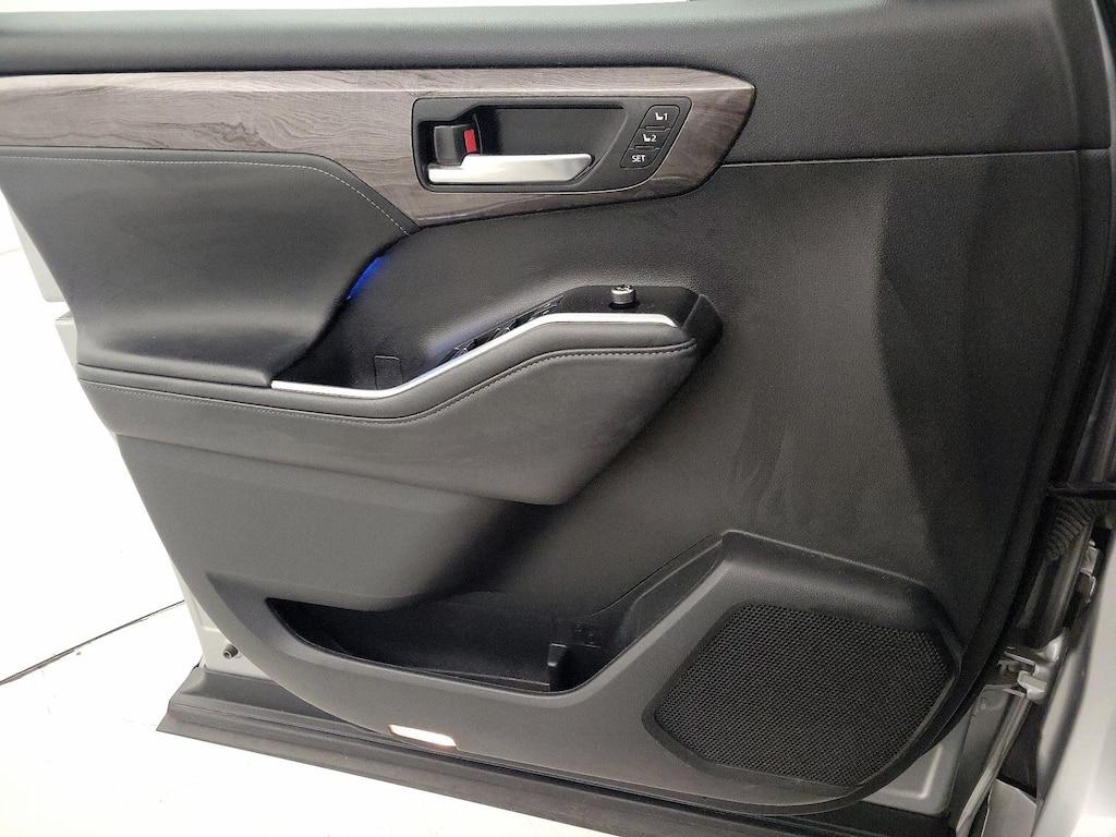 used 2022 Toyota Highlander car, priced at $38,998
