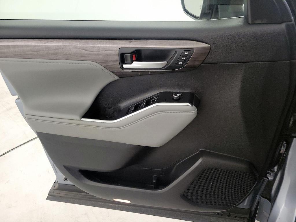 used 2024 Toyota Highlander Hybrid car, priced at $57,998