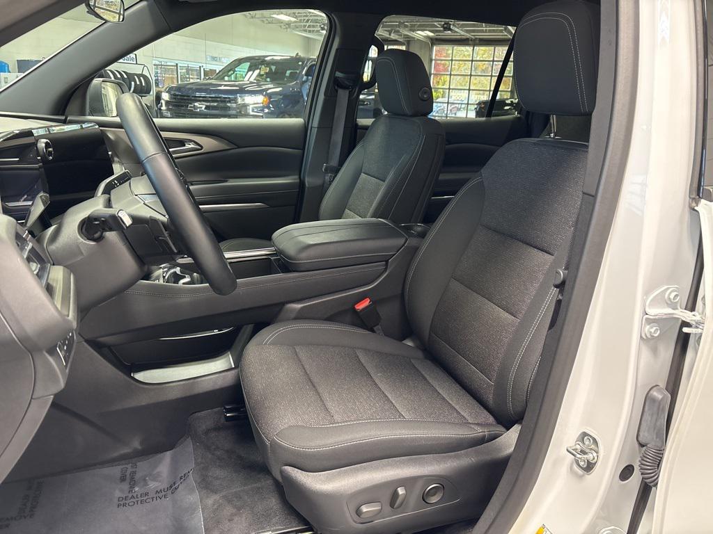 used 2025 Chevrolet Traverse car, priced at $35,991