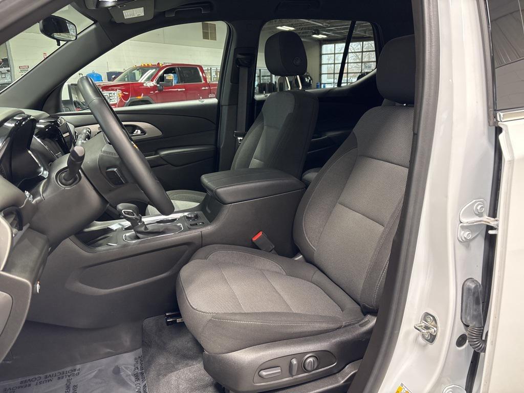 used 2023 Chevrolet Traverse car, priced at $33,999
