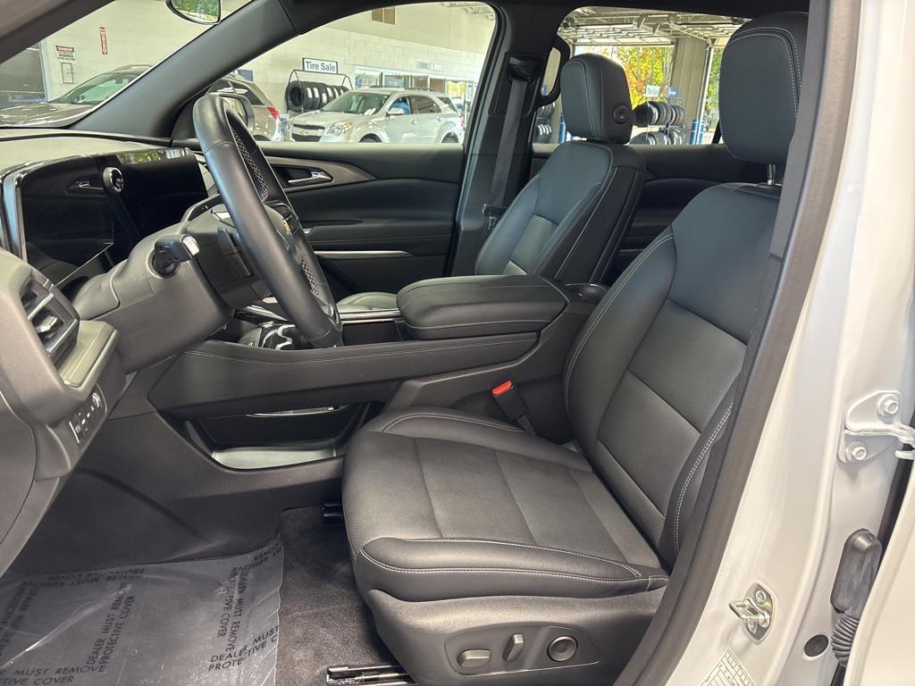 used 2025 Chevrolet Traverse car, priced at $38,999