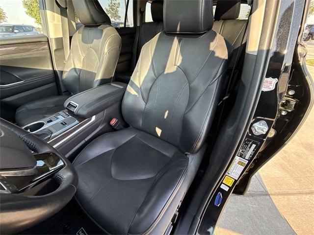 used 2021 Toyota Highlander car, priced at $32,750