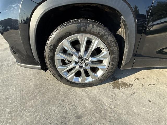 used 2021 Toyota Highlander car, priced at $32,750
