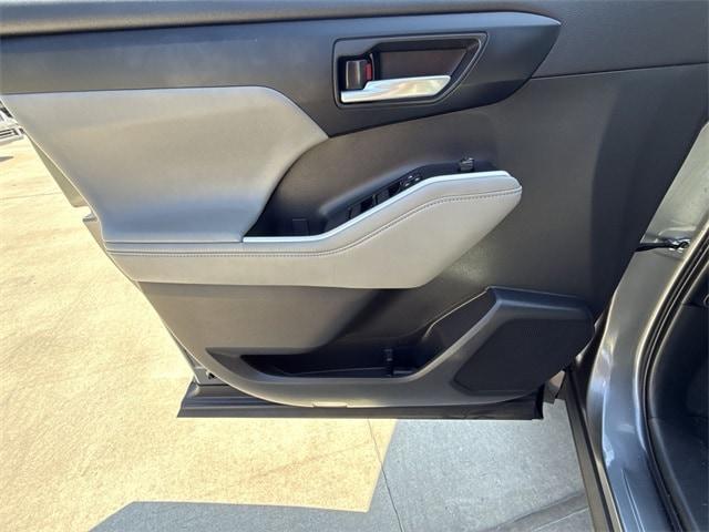 used 2023 Toyota Highlander Hybrid car, priced at $34,981