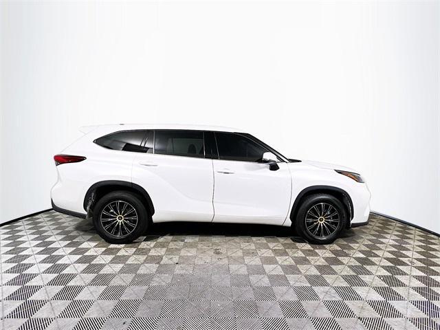 used 2022 Toyota Highlander car, priced at $28,214