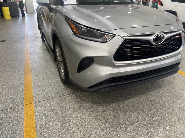 used 2021 Toyota Highlander car