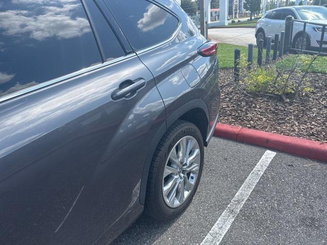 used 2022 Toyota Highlander car, priced at $34,701