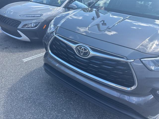 used 2022 Toyota Highlander car, priced at $34,701