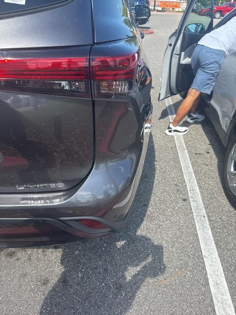 used 2022 Toyota Highlander car, priced at $34,701