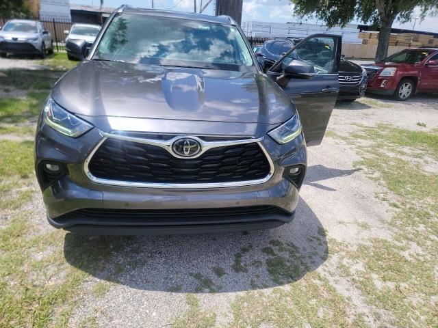 used 2022 Toyota Highlander car, priced at $34,701