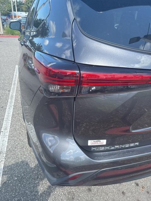 used 2022 Toyota Highlander car, priced at $34,701