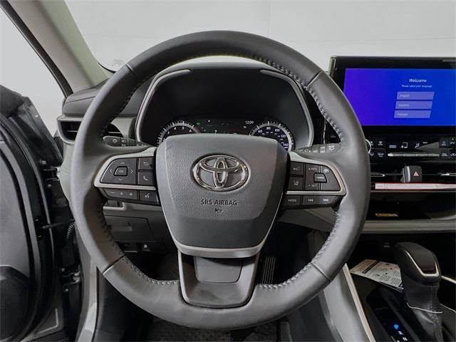 new 2025 Toyota Highlander car, priced at $51,727