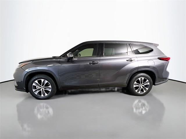 used 2022 Toyota Highlander car, priced at $35,137