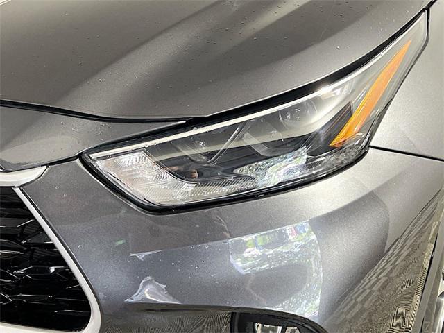 used 2022 Toyota Highlander car, priced at $35,137
