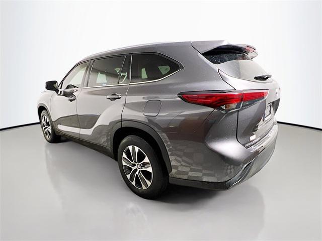 used 2022 Toyota Highlander car, priced at $35,137