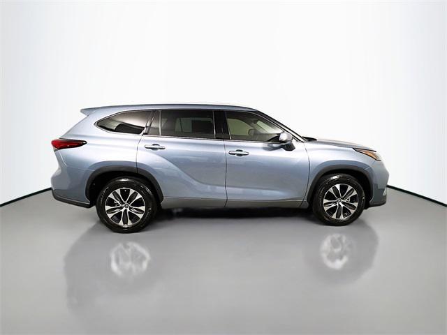 used 2022 Toyota Highlander car, priced at $35,789