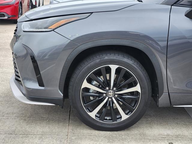 used 2021 Toyota Highlander car, priced at $30,688