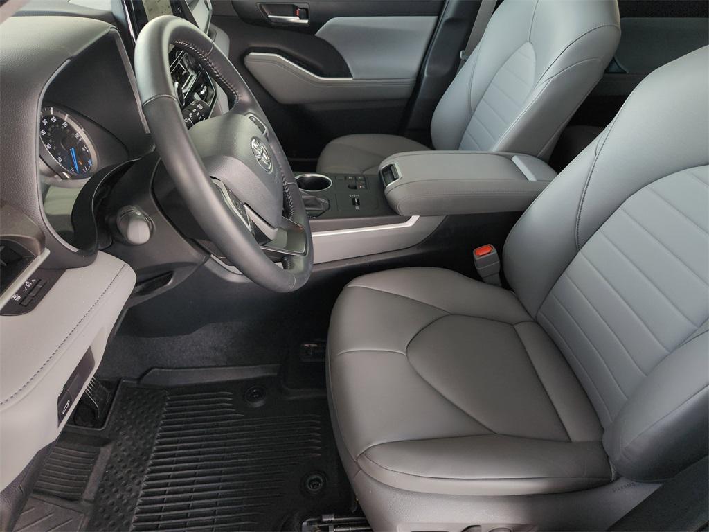 used 2023 Toyota Highlander Hybrid car, priced at $40,995