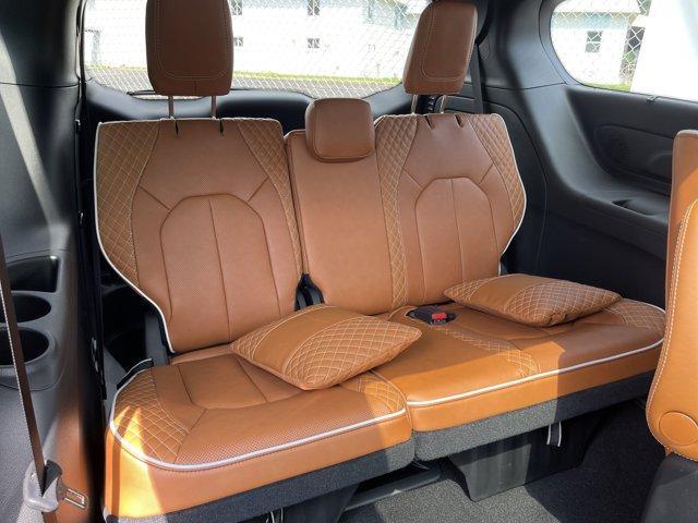 new 2025 Chrysler Pacifica Hybrid car