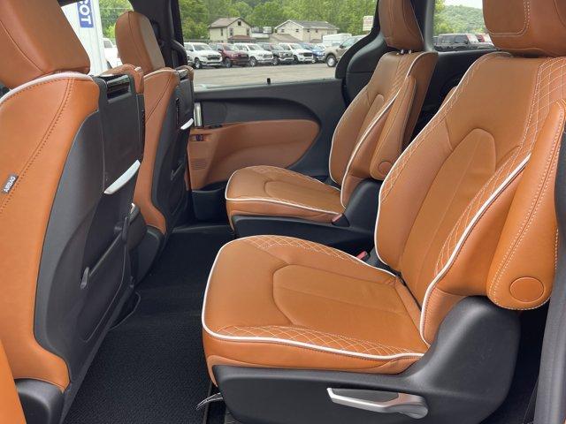 new 2025 Chrysler Pacifica Hybrid car
