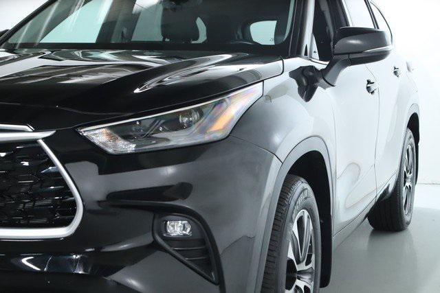 used 2022 Toyota Highlander car, priced at $36,662