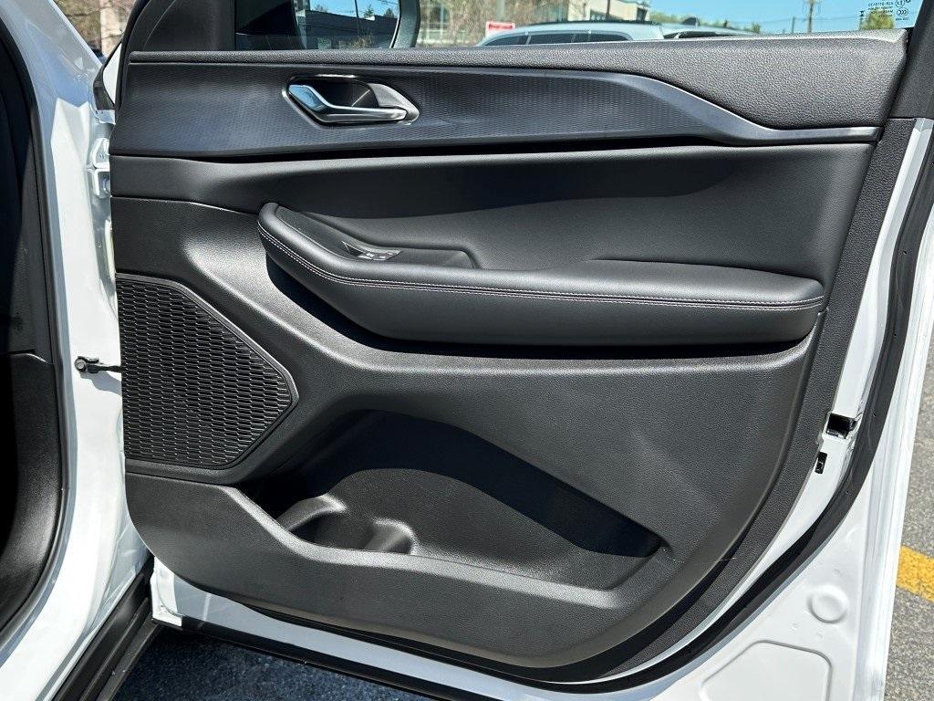 new 2025 Jeep Grand Cherokee car, priced at $41,396