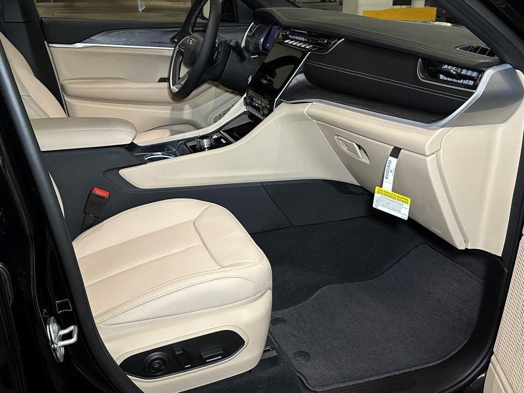 new 2025 Jeep Grand Cherokee car, priced at $52,877