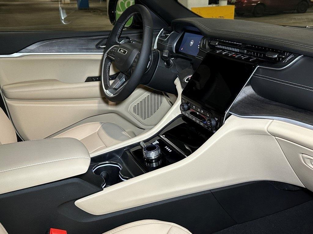 new 2025 Jeep Grand Cherokee car, priced at $52,877