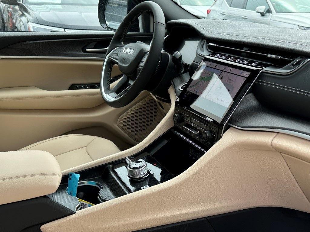 new 2025 Jeep Grand Cherokee car, priced at $50,098
