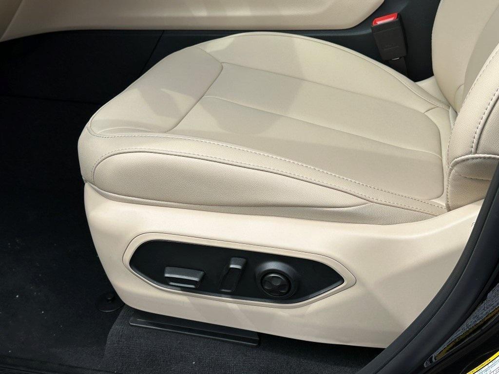 new 2025 Jeep Grand Cherokee car, priced at $50,098