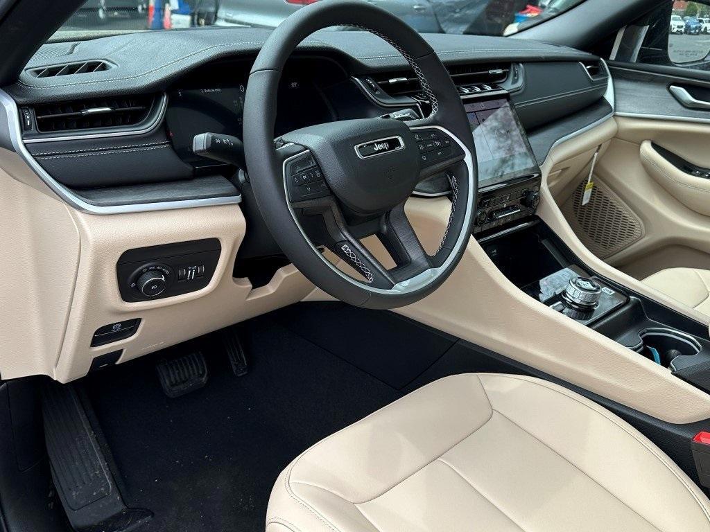 new 2025 Jeep Grand Cherokee car, priced at $50,098