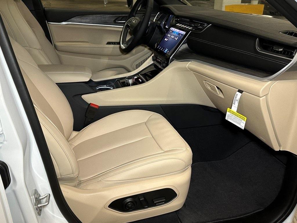 new 2025 Jeep Grand Cherokee car, priced at $50,660