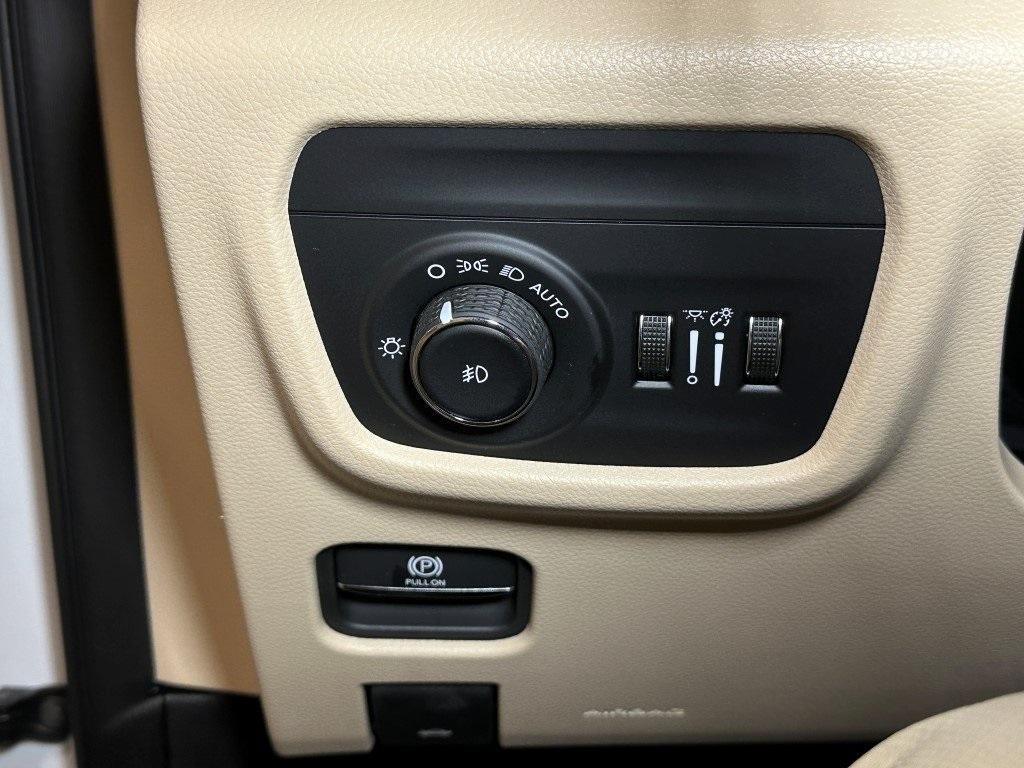new 2025 Jeep Grand Cherokee car, priced at $50,660