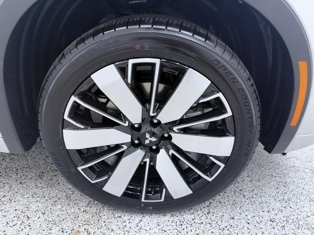 new 2025 Mitsubishi Outlander car, priced at $37,810